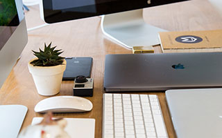 乐在其中！戈登化身训练营教练耐心指导小球员 送大帽&amp;amp;一起做游戏